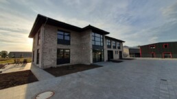 Neuer Firmensitz von Zenk Systempartner in Kaltenkirchen bei tiefstehender Sonne