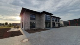 Neuer Firmensitz von Zenk Systempartner in Kaltenkirchen, Weitwinkelansicht mit Nachbarhallen
