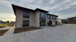 Klinkerfassade und Glasfront des neuen Firmensitzes von Zenk Systempartner in Kaltenkirchen